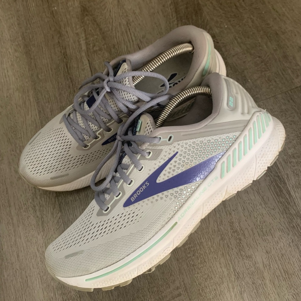 Brooks Adrenaline GTS 22 Women’s Athletic Shoes 12